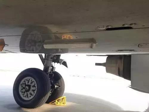 指點信標天線在飛機機體底部。
